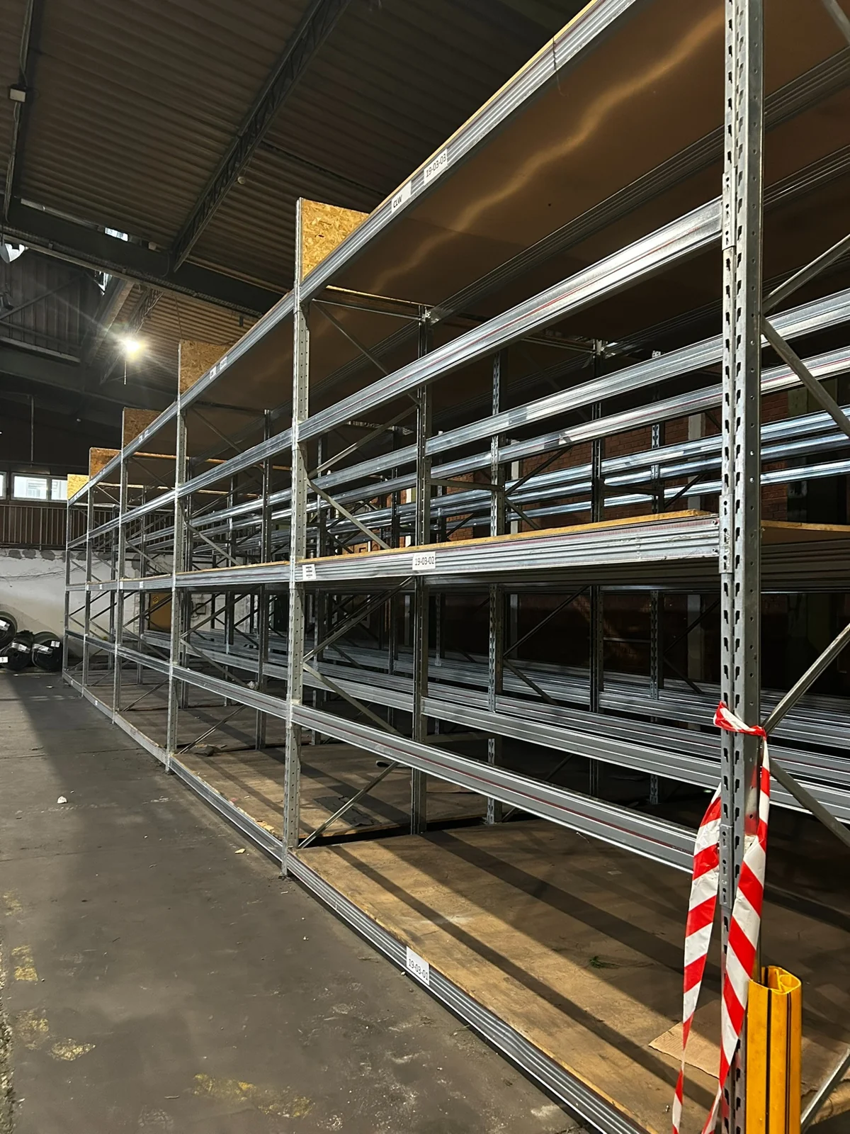 Postavljanje regalnog sistema
